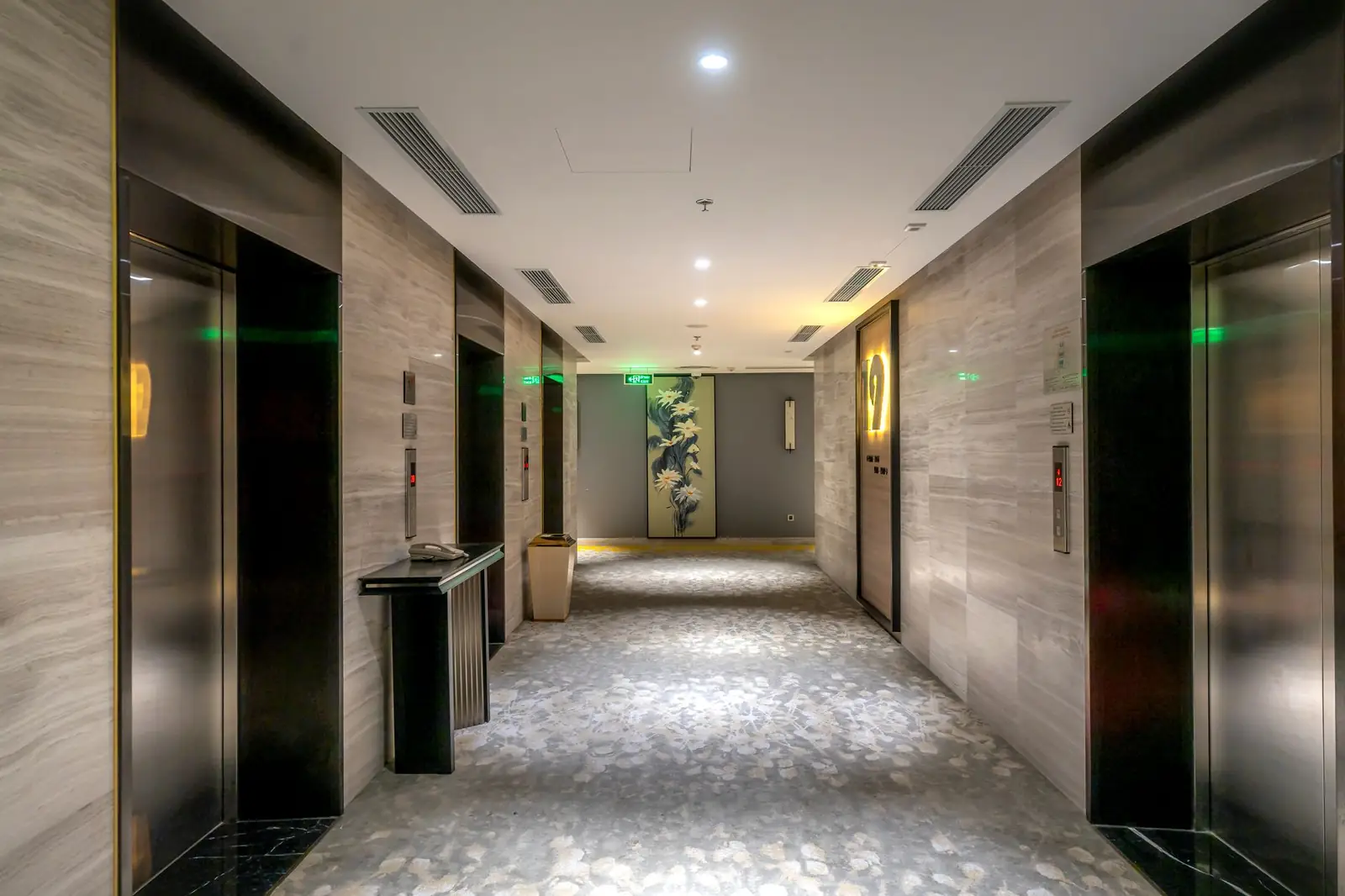 ZelvorianluxeLodge interior corridor